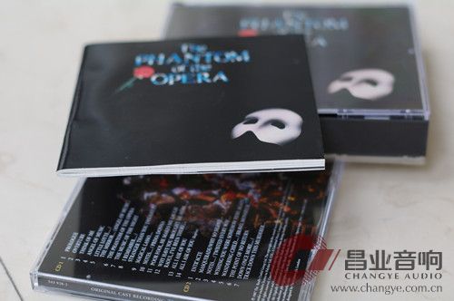 内里有厚厚的册子含有所有歌词等内容